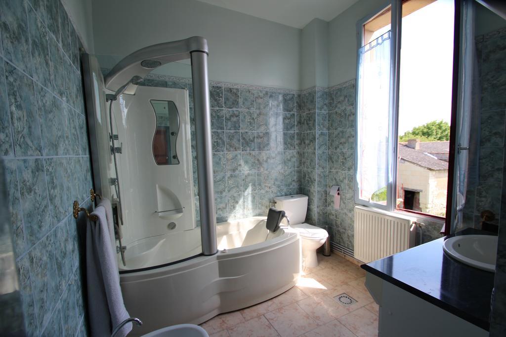 Domaine Des Roses Bed & Breakfast Vaudelnay Rom bilde